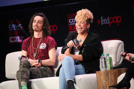 Robert Sheehan &amp; Emmy Raver-Lampman (C2E2)